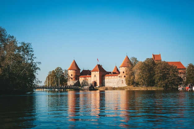 Famoso castello di Trakai in mattoni rossi