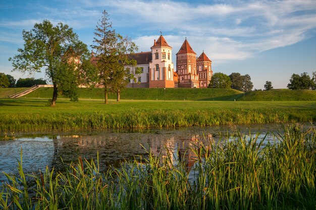 Famoso castello Mir (Bielorussia) la sera