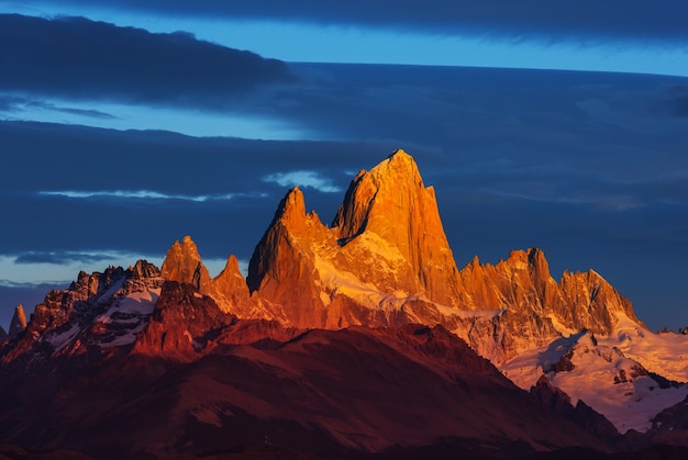Famoso Cerro Fitz Roy - uno dei picchi rocciosi più belli e difficili da accentuare in Patagonia, Argentina