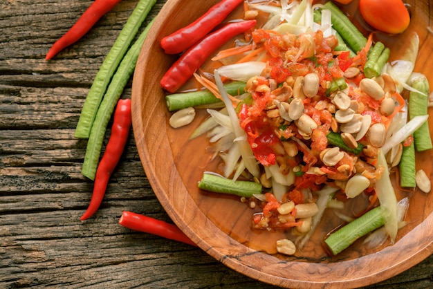 Famoso cibo tailandese, insalata di papaya, somtam