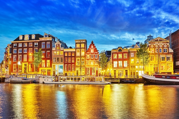 Famoso fiume Amstel e vista notturna della bellissima città di Amsterdam. Olanda