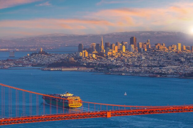 Famoso Golden Gate Bridge di San Francisco in California USA al crepuscolo