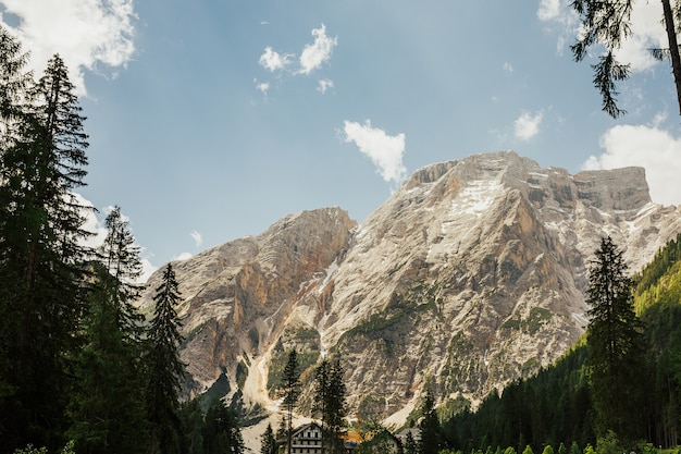 Famoso lago nelle Dolomiti delle Alpi italiane, Lago di Braies.