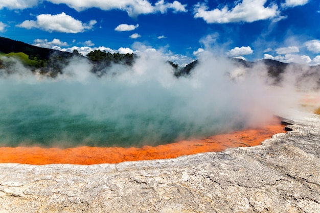 Famoso lago termale Champagne Pool nel paese delle meraviglie thermanl di Wai-O-Tapu a Rotorua, Nuova Zelanda