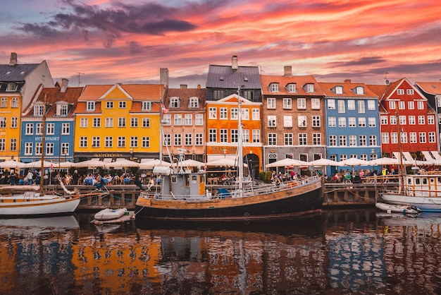 Famoso molo di Nyhavn con edifici colorati e barche a Copenaghen