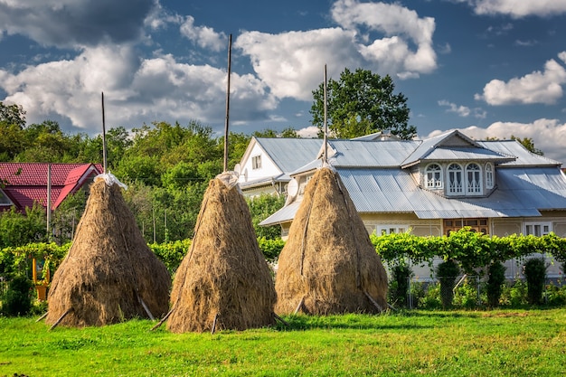 Famoso pagliaio di paglia sparato al tramonto a Carpazi, Ucraina