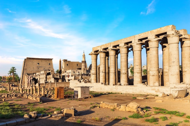 Famoso pilone del tempio di Luxor vista dei pilastri e delle statue in Egitto