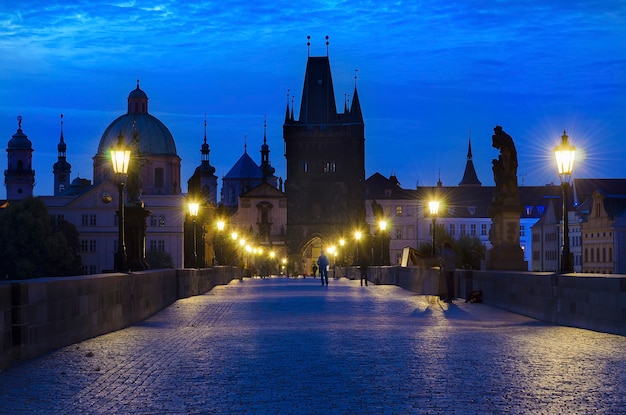 Famoso Ponte Carlo a Praga di notte prima dell'alba con illuminazione - sfondo di viaggio