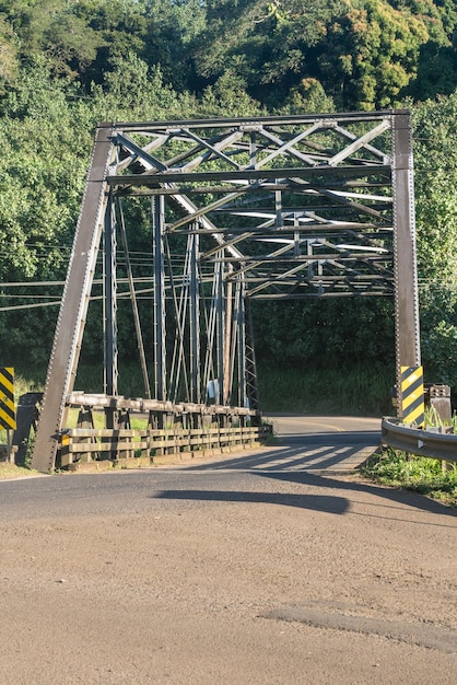 Famoso ponte di travi in acciaio sulla strada per Hanalei da Princeville a Kauai