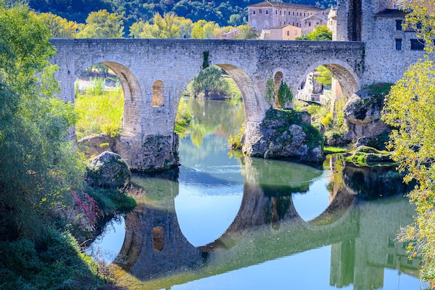 Famoso ponte medievale sul fiume Fluvia nel borgo medievale de Besal, Girona, in Catalogna.