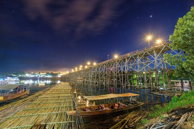 Famoso ponte mon in legno a sangkhlaburi al crepuscolo kanchanaburi tailandia