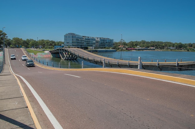 Famoso ponte ondulato nella spiaggia di La Barra a Punta del Este