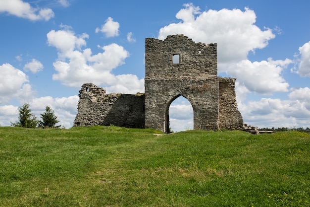 Famoso punto di riferimento ucraino: vista panoramica estiva delle rovine dell'antico castello di Kremenets, regione di Ternopil, Ucraina