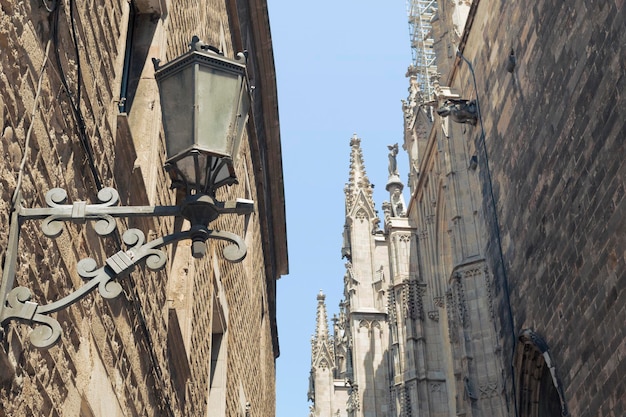 famoso Quartiere Gotico di Barcellona con focus sul lampione in primo piano