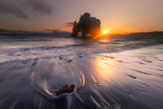 Famoso Rhino Rock di nome Hvitserkur accanto a Osar nel nord dell'Islanda.