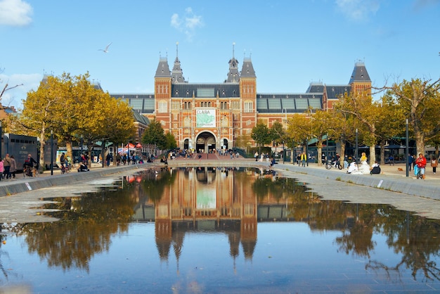 Famoso Rijksmuseum di Amsterdam, Paesi Bassi. Ci sono molti turisti.