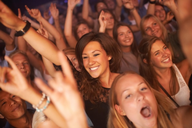 Fan attraenti che si godono un concerto Questo concerto è stato creato al solo scopo di questo servizio fotografico con 300 modelle e 3 band dal vivo Tutte le persone in questo servizio sono state rilasciate per modello