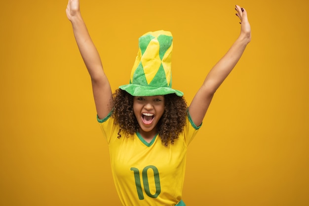 Fan brasiliano della donna che celebra sul calcio