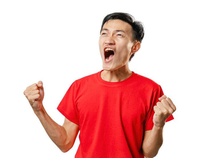 Fan di calcio che celebra l'uomo in camicia a maniche corte rossa.