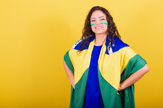 Fan di calcio della donna della Coppa del Mondo del Brasile con le mani sui fianchi sorridente