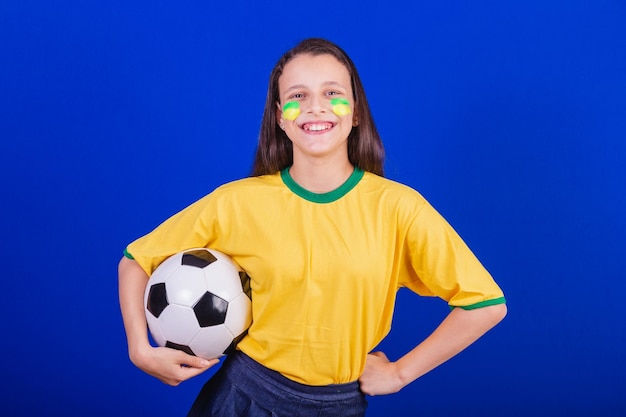 Fan di calcio della ragazza dal Brasile che tiene pallone da calcio