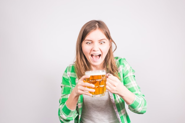 Fan emotivo con una birra. Donna con un boccale di birra