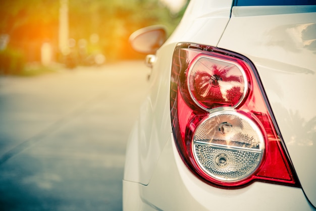 Fanale posteriore per auto parcheggiata sul lato della strada