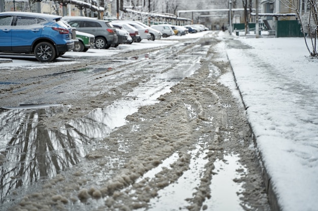 Fanghiglia sulla strada durante le nevicate invernali.