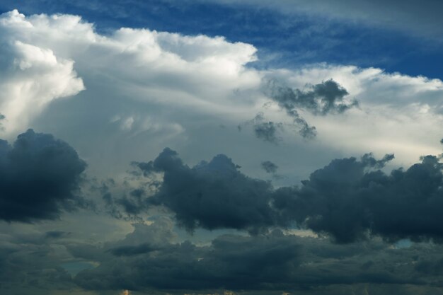 Fantasia e vintage nuvola dinamica e cielo con grunge