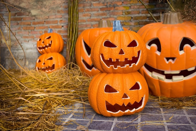 Fantasma lanterna con testa di zucca messa su paglia di riso in tema Halloween.