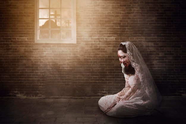Fantasma terrificante della sposa che si siede con la vista del cimitero