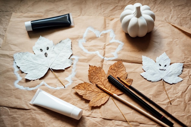 Fantasmi di Halloween da foglie di acero secche Decorazione naturale fai-da-te di Halloween Progetto artistico per bambini Decorazione per le vacanze di Halloween sostenibile ed ecologica