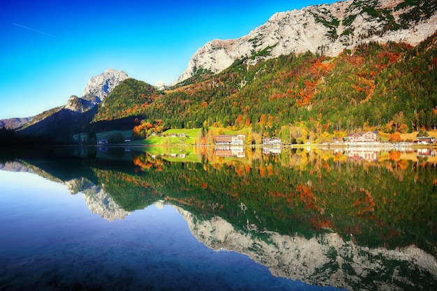 Fantastica alba autunnale del lago Hintersee Riflessione speculare