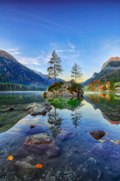 Fantastica alba autunnale dell'Hintersee Veduta da cartolina dell'Hintersee