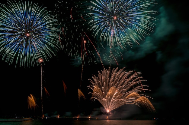 Fantastica celebrazione multicolore di fuochi d&#39;artificio dalla grande barca sul mare, il concetto di celebrazione