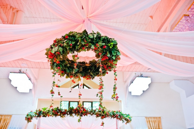 Fantastica corona di decotti di nozze sul ristorante