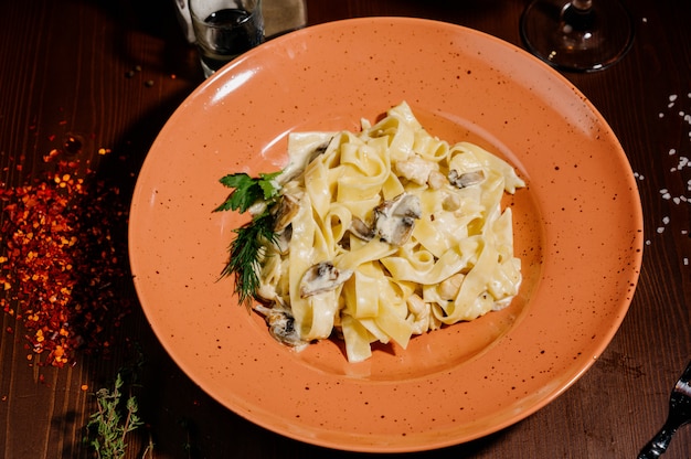 Fantastica pasta fetuccina biologica con salsa cremosa di funghi Alfredo. Vista dall'alto