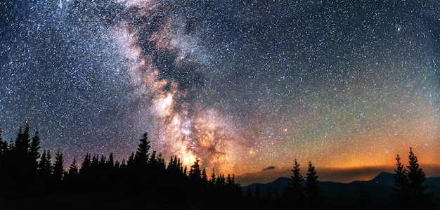 Fantastica pioggia di meteoriti invernali e le montagne innevate