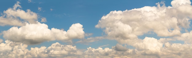 Fantastica soffice nuvola bianca contro il cielo blu