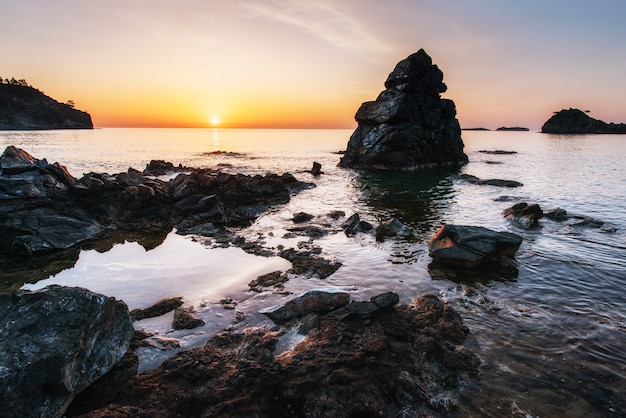 Fantastica vista panoramica sulla costa rocciosa