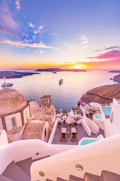 Fantastica vista serale dell'isola di Santorini. Pittoresco tramonto romantico sulla famosa località turistica Grecia