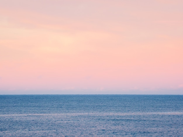 Fantastica vista sul mare minimalista di sera viola artico