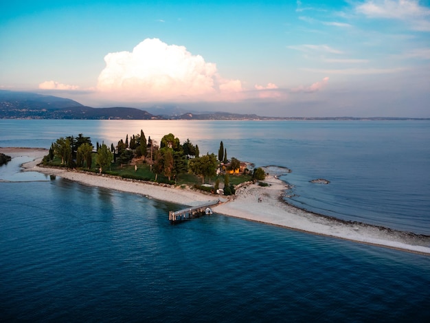 Fantastica vista sull'isola dei conigli sul lago di garda