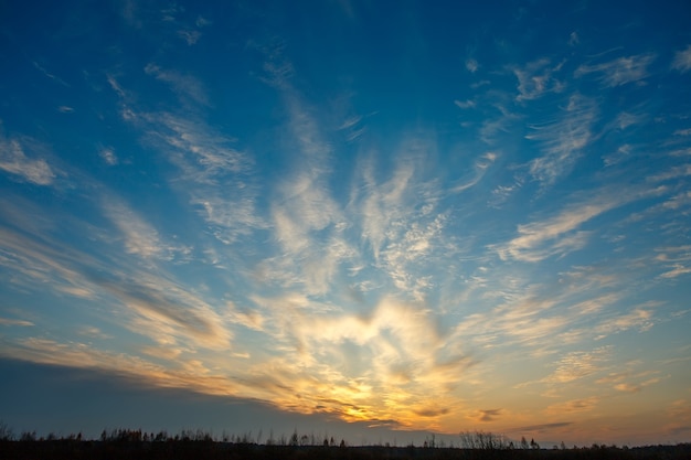 Fantastiche nuvole bianche leggere su un cielo blu, alba