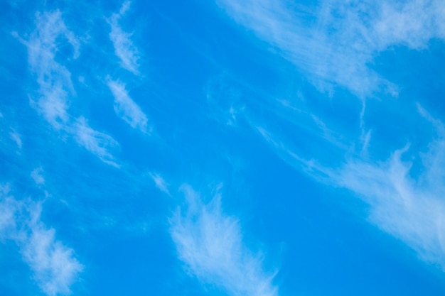 Fantastiche nuvole bianche morbide contro il cielo blu.