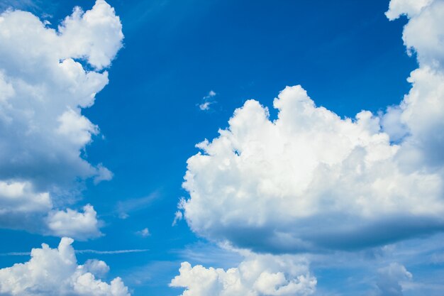 Fantastiche nuvole bianche morbide contro il cielo blu