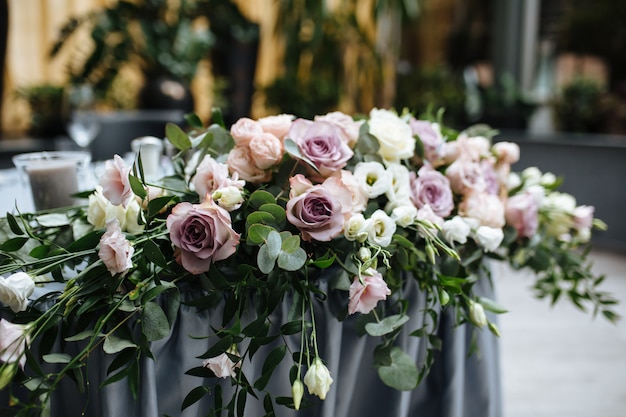 Fantastico banchetto in colori grigi per il giorno del matrimonio con fiori rosa