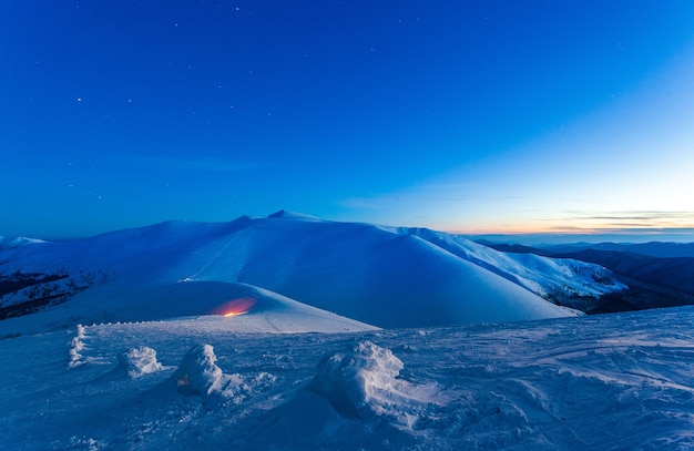 Fantastico cielo stellato Paesaggio invernale e cime innevate Carpazi Ucraina Europa