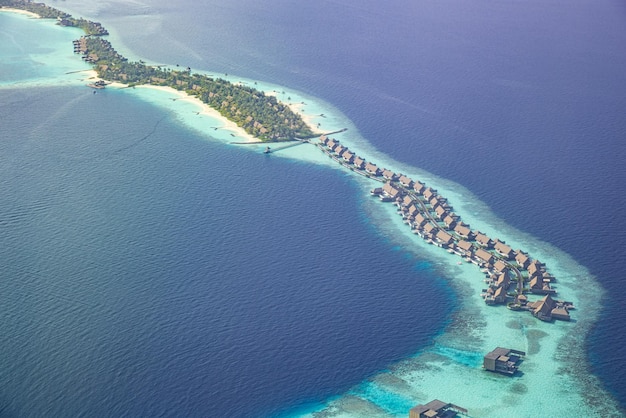 Fantastico paesaggio aereo, resort tropicale di lusso o hotel con ville sull'acqua e bellissima spiaggia