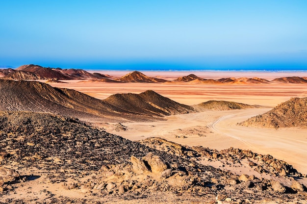 Fantastico paesaggio con montagne e sabbia al tramonto. Deserto Arabico, Egitto. Natura meravigliosa. Effetto tonificante creativo